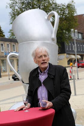 Timm Ulrichs bei der Einweihung seines Brunnen, Der große Abwasch , Bad Nenndorf, 29.4.2016
