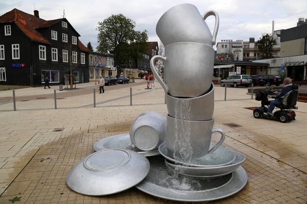 Timm Ulrichs, Brunnen Der große Abwasch, Einweihung, Bad Nenndorf, 29.4.2016