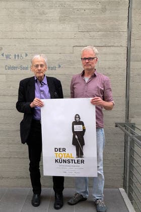 Timm Ulrichs und Filmemacher Ralf-Peter Post anlässlich der Filmpremiere Der Totalkünstler (2018) im Sprengel-Museum, Hannover, 26.5.2019