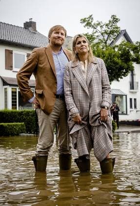 Bilder des Jahres 2021, Entertainment 07 Juli Entertainment Themen der Woche KW28 VALKENBURG - King Willem-Alexander and Queen Maxima are examining the damage caused by the storm in Valkenburg in recent days. In South Limburg, problems have arisen in many places due to the heavy rainfall and high water levels. ANP ROYAL IMAGES SEM VAN DER WAL Copyright: xHollandsexHoogtex xxANPx x433962891x