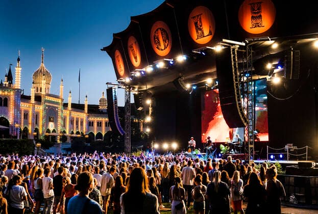 Bilder des Jahres 2021, Entertainment 07 Juli Entertainment Themen der Woche KW28 Entertainment Bilder des Tages Publikum til danske Hans Philip der spiller op til Havefest paa Plaenen i Tivoli fredag den 16. juli 2021 Havefest afloeser Fredagsrock, der er aflyst paa grund af Covid-19 Coronakrisen. , Copenhagen Copyright: TorbenxChristensen TorbenxChristensenx COP105 spdk20210717-010814-L