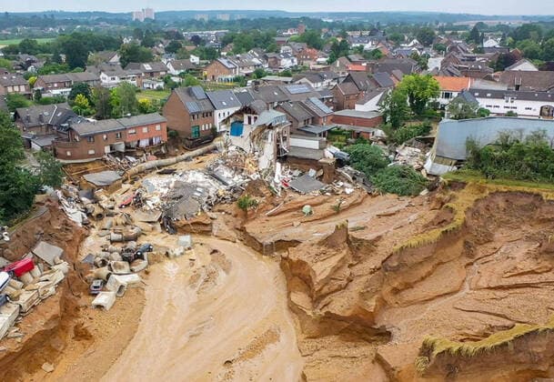Bilder des Jahres 2021, News 07 Juli News Themen der Woche KW28 News Bilder des Tages 16.07.2021 , Erftstadt - Blessem , Massiver Erdrutsch im Stadtteil Blessem in Erftstadt , Die Behörden sprechen von mehreren Todesopfern.Luftaufnahmen mit einer Drohne.