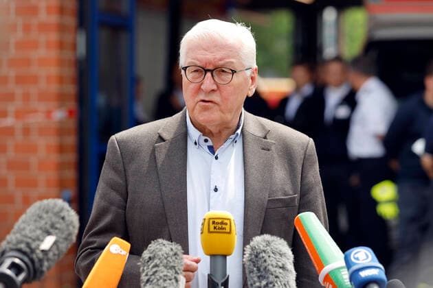 Bilder des Jahres 2021, News 07 Juli News Themen der Woche KW28 News Bilder des Tages Frank-Walter Steinmeier beim Besuch von Bundespräsident Frank-Walter Steinmeier und Ministerpräsident Armin Laschet in der Feuerwehrleitzentrale des Rhein-Erft-Kreises in Erftstadt im Rhein-Erft-Kreis. Die Politiker wollen sich ein Bild von der Lage in der besonders von Hochwasser betroffenen Region machen. Erftstadt, 17.07.2021