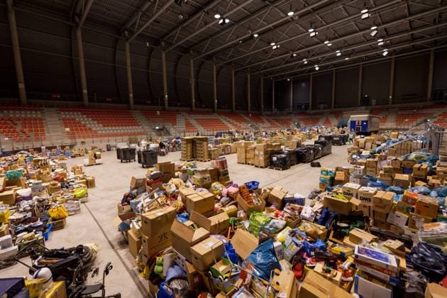 News Bilder des Tages Überwältigende Sachspendenaktion der Fluthilfe zugunsten der Opfer der Flutkatastrophe in NRW und Rheinland-Pfalz vom 14.07.2021 bei der Sammelstelle im Bitburger Event Center am Nürburgring, 17.07.2021 Hunderte Helfer sortieren und packen die Sachspenden, sodass sie schnell Flutopfer erreichen. Nürburg Nürburgring Rheinland-Pfalz Deutschland