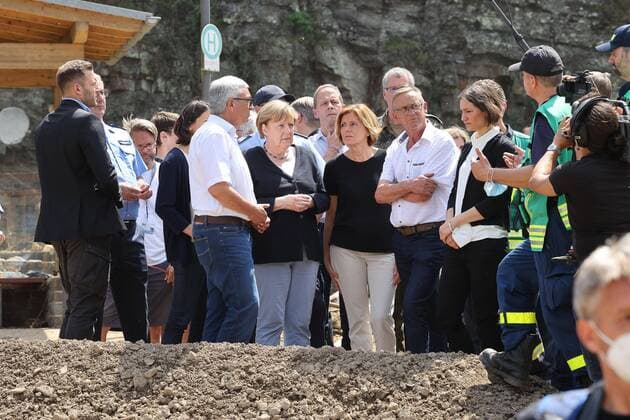 Bilder des Jahres 2021, News 07 Juli News Themen der Woche KW28 Schuld Adenau Flutkatastrophe im Ahrtal, Angela Merkel und Ministerpräsidentin von Rheinland-Pfalz, Malu Dreyer in Schuld und Adenau, 18.7.2021, Copyright: xJoergxNiebergall Eibner-Pressefox EP_JNL