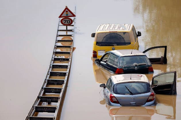 Bilder des Jahres 2021, News 07 Juli News Themen der Woche KW28 Nach der Hochwasser-Katastrophe im Erftkreis gehen die Aufräumarbeiten weiter. Bei den Bergungsarbeiten der zerstörten Autos in Erftstadt-Liblar kommen auch Sonar, Bundeswehrpanzer und Taucher zum Einsatz: Sie überprüfen die massiv beschädigten Fahrzeuge auf der B256 Luxemburger Straße. Die Fahrer der Autos und LKWs waren von den Wassermassen überrascht worden, konnten sich nach bisherigen Erkenntnissen offenbar noch eilig in Sicherheit bringen. Erftstadt, 17.07.2021