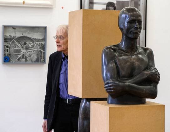 Timm Ulrichs hinter seiner Skulptur Im Sockel - vom Sockel (1981 90) mit dem Bronzeabguss seines Körpers, Haus am Lützowplatz, Berlin, 8.7.2020