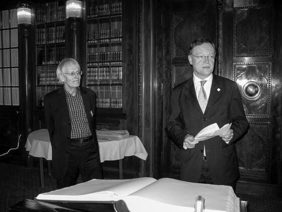 Timm Ulrichs, Stephan-Peter Weil, OB Hannover, anlässlich Ulrichs 70. Geburtstag und seines Eintrags in das Goldene Buch der Stadt: Â»Lebenslänglich: 50 Jahre Wohn-Haft in HannoverÂ«, 31.3.2010