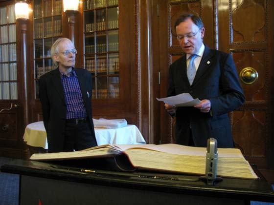 Timm Ulrichs, Stephan-Peter Weil, OB Hannover, anlässlich Ulrichs 70. Geburtstag und seines Eintrags in das Goldene Buch der Stadt: Â»Lebenslänglich: 50 Jahre Wohn-Haft in HannoverÂ«, 31.3.2010
