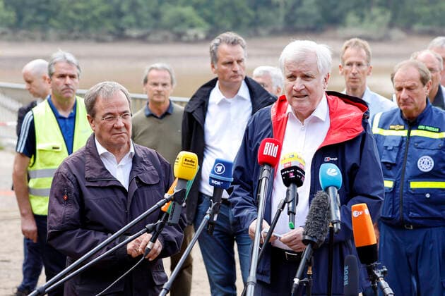 Bilder des Jahres 2021, News 07 Juli News Themen der Woche KW29 News Bilder des Tages Armin Laschet und Horst Seehofer besuchen die Steinbachtalsperre im Kreis Euskirchen, um sich ein Bild von der angespannten Lage am Damm zu machen und den Helfern von Polizei, THW, Bundeswehr und Feuerwehr für ihren unermüdlichen Einsatz zu danken. Kirchheim, 19.07.2021