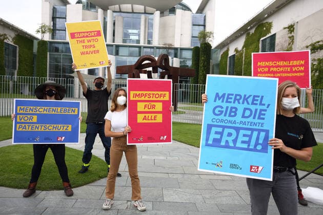 Bilder des Jahres 2021, News 07 Juli News Themen der Woche KW29 News Bilder des Tages Am Dienstag (20.07.2021) protestierten die Organisationen WeAct (Petitionsplattform von Campact), WeMove Europe und Zero-Covid vor dem Bundeskanzleramt in Berlin fuer eine Aussetzung der Impfstoff-Patent. Eine Weltkugel fleht dabei Bundeskanzlerin Angela Merkel an, ihr eine ueberdimensionierte Spritze abzugeben. Banner mit der Aufschrift Impf-Patente freigeben ? Leben retten! begleiten die Aktion. Denn waehrend ueber 100 Laender den Antrag von Suedafrika und Indien an die WTO mittragen, sperren sich seit neun Monaten Bundesregierung und EU-Kommission dagegen. Ebenfalls am Dienstag trifft sich die Welthandelsorganisation (WTO), um erneut ueber eine moegliche Freigabe der Impfstoff-Patente zu verhandeln.
