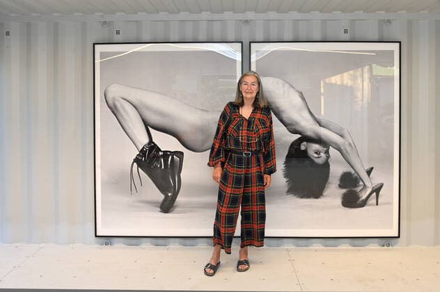 Eröffnung der Kunstausstellung von fotografischen Objekten, in einem Containerdorf im Seeviertel in Gmunden, im Rahmen der Salzkammergut Festwochen Gmunden, am 10.07.21. Das Bild zeigt die Fotografin Elfie Semotan vor ihren großformatigen Fotografien 2021 - Eröffnung der Kunstausstellung von fotografischen Objekten, in einem Containerdorf im Seeviertel in Gmunden, im Rahmen der Salzkammergut Festwochen Gmunden, am 10.07.21