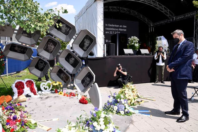 Bilder des Jahres 2021, News 07 Juli News Themen der Woche KW29 News Bilder des Tages Markus Söder beim Gedenkakt zum 5. Jahrestag des Attentats am OEZ am Denkmal Für euch . München, 22.07.2021