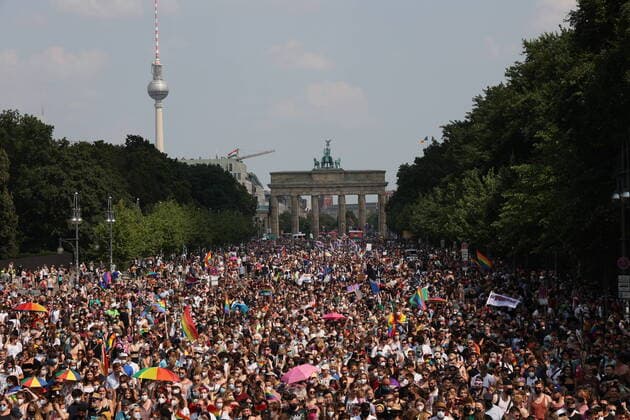 Bilder des Jahres 2021, News 07 Juli News Themen der Woche KW29 News Bilder des Tages Menschen bei der Christopher Street Day Demonstration in Berlin am 24. Juli 2021. German Chancellor Angela Merkel attend Press Conference in Berlin