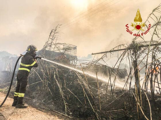 Bilder des Jahres 2021, News 07 Juli News Themen der Woche KW29 foto IPP VVFF 25-07-2021 sardegna - vasto incendio nell oristanese nella foto i vigili del fuoco tentano di spegnere le fiamme