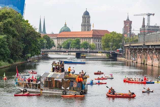 Bilder des Jahres 2021, News 07 Juli News Themen der Woche KW29 News Bilder des Tages Boots-Demo für Erdgas-Ausstieg, Die Umwelt-Initiativen Robin Wood und Fridays for Future demonstrierten mit ca. 50 Booten auf der Spree, für den Ausstieg aus der Erdgas-Energie. Ziel der Demonstranten, war das Vattenfall Kraftwerk nähe der Jannowitzbrücke. Berlin Mitte Berlin Deutschland