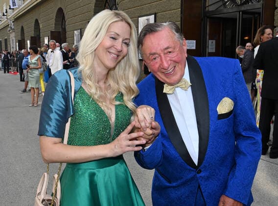 Bilder des Jahres 2021, Entertainment 07 Juli Entertainment Themen der Woche KW30 Auffahrt zur Premiere des Don Giovanni zu den Salzburger Festspielen 2021, am 26.07.21. Das Bild zeigt den Bauunternehmer Richard Lugner mit Freundin Simone. Beide zeigen den neuen Ring, den Simone zum aktuellen Anlass erhalten hat. 2021 - Auffahrt zur Premiere des Don Giovanni zu den Salzburger Festspielen 2021, am 26.07.21