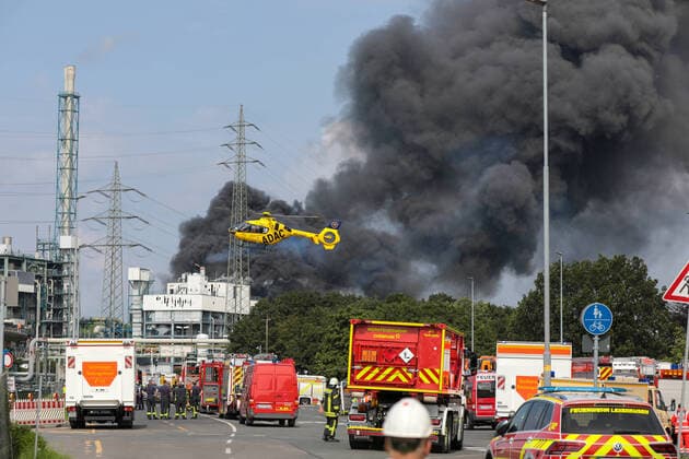 Bilder des Jahres 2021, News 07 Juli News Themen der Woche KW30 News Bilder des Tages Explosion in Chemiepark Leverkusen Großeinsatz nach Explosion in Chemiepark in Leverkusen! Massive Rauchsäule, Bevölkerungswarnung, mehrere Vermisste! Leverkusen