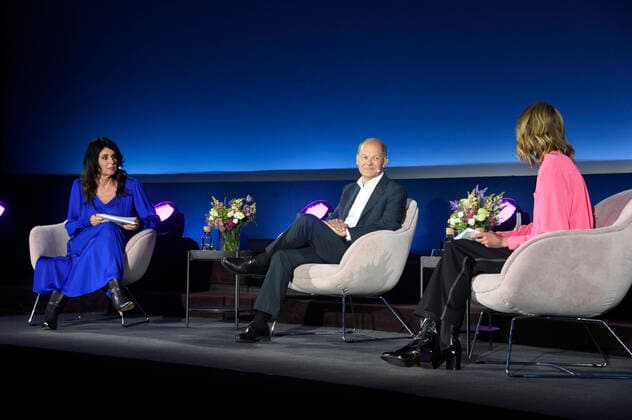 Bilder des Jahres 2021, Entertainment 07 Juli Entertainment Themen der Woche KW30 News Bilder des Tages Brigitte Huber, Olaf Scholz und Meike Dinklage beim Gesprächs-Event Brigitte Live in der Astor Film Lounge. Berlin, 28.07.2021