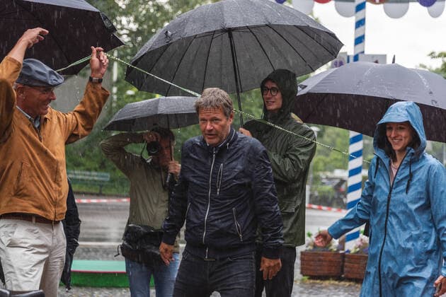 Bilder des Jahres 2021, News 07 Juli News Themen der Woche KW30 News Bilder des Tages Kiel, Heikendorf 29. Juli 2021 Robert Habeck im Vorwahlkampf auf Küstentour in seinem Bundesland Schleswig-Holstein. Heute in Heikendorf, in dem Ort, in dem er aufgewachsen ist, spricht er für die Menschen an der Kieler Förde und mit ihnen. Ein Wolkenbruch störte die Veranstaltung