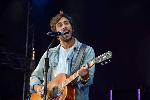 Bilder des Jahres 2021, Entertainment 07 Juli Entertainment Themen der Woche KW30 Entertainment Bilder des Tages Hamburg der 31.07.2021, Max Giesinger live mit seinem Programm Die Reise auf der Bühne im Cruise Inn Open Air auf dem Gelände des Cruise Center Steinwerder im Hamburger Hafen. Max Giesinger live mit seinem Programm Die Reise back on stage., Hamburg Hamburg Deutschland Steinwerder