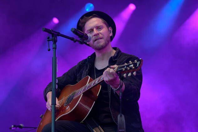 Bilder des Jahres 2021, Entertainment 07 Juli Entertainment Themen der Woche KW30 Johannes Oerding - Lagerfeuer Acoustics Tour am 31.07.2021 auf dem Freigelände der König-Pilsener-Arena in Oberhausen Johannes Oerding steht am 31.07.2021 auf dem Freigelände der König-Pilsener-Arena in Oberhausen auf der Bühne.