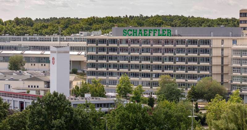 Der Gründungsstandort des Automobilzulieferer Schaeffler in Herzogenaurach Bürohochhaus in der Firmenzentrale mit dem Schaeffler-Schriftzug Herzogenaurach Bayern Deutschland