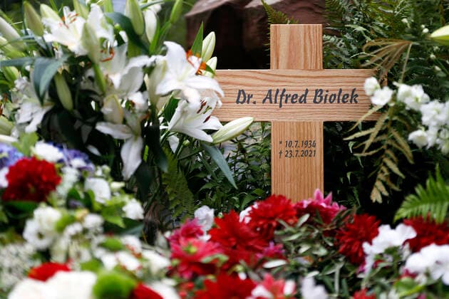 Bilder des Jahres 2021, Entertainment 08 August Entertainment Themen der Woche KW32 Entertainment Bilder des Tages Ein Holzkreuz markiert das Grab von Dr. Alfred Biolek auf dem Melaten Friedhof. Die Urne mit Bioleks Asche war am Freitag im engsten Familienkreis beigesetzt worden. Die Grabstätte gehört der Familie Gruber, mit der Biolek eng befreundet war. Köln, 09.08.2021