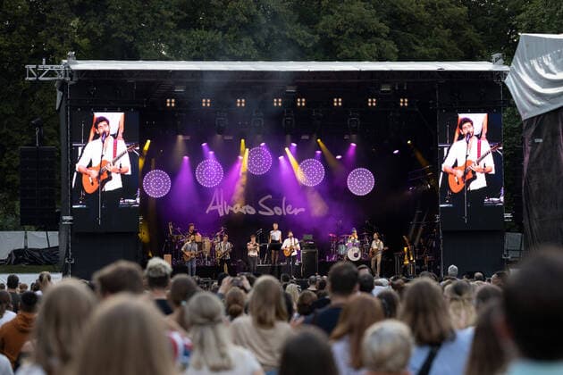 Bilder des Jahres 2021, Entertainment 08 August Entertainment Themen der Woche KW32 Entertainment Bilder des Tages Erster Live Auftritt in Deutschland des spanisch-deutschen Popsängers Alvaro Soler mit der Mar de Colores European Tour auf dem Kunst!Rasen Bonn, 11.08.2021 veranstaltet von der E.L.Hartz Promotion GmbH Bonn Gronau NRW Deutschland