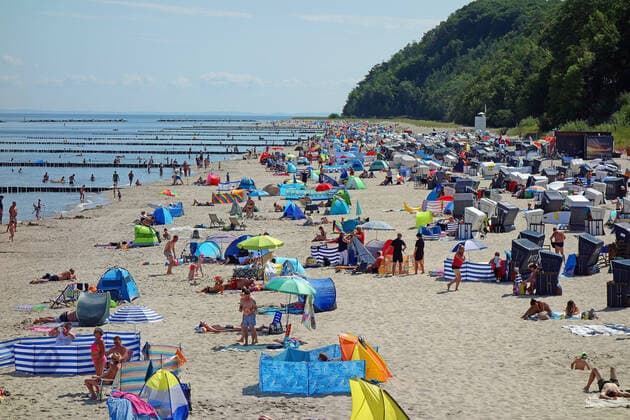 Bilder des Jahres 2021, News 08 August News Themen der Woche KW32 Hoch Elfi bringt auch auf Usedom Saharahitze den Urlaubern ist es recht voller Strande, volle Parkplätze, volle Promenade, als gäbe es kein Corona. (Seebad Koserow 12.08.2021) Corona