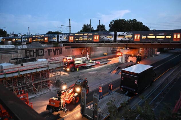 Bilder des Jahres 2021, News 08 August News Themen der Woche KW32 News Bilder des Tages Sperrung der A40 am 13.08.2021 in Mülheim Die viel befahrene Ruhrgebietsautobahn A40 ist am Freitagabend bei Mülheim-Styrum in Richtung Duisburg und Richtung Essen für mehrere Tage gesperrt worden. Die Sperrung beginnt am 13.8. und endet am 23.8. Die Deutsche Bahn will in dem Zeitraum zwei weitere neue Behelfsbrücken über den Autobahn-Fahrbahnen errichten. Nordrhein-Westfalen Deutschland