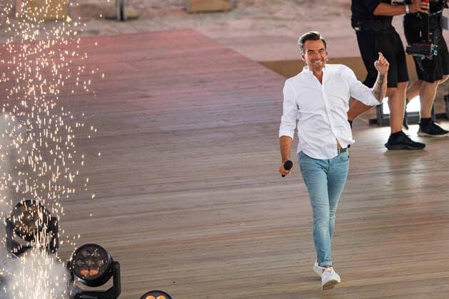 Bilder des Jahres 2021, Entertainment 08 August Entertainment Themen der Woche KW32 Schlagerstrandparty zum 40. von Florian Silbereisen Florian Silbereisen kommt auf die Bühne zur großen Schlagerstrandparty zu seinem 40. Geburtstag. Vor 30 Jahren, am 10. August 1991, begann seine TV-Karriere mit seinem allerersten Fernsehauftritt. Am 4. August wurde Florian Silbereisen 40. Er feiert sein Jubiläum und seinen Geburtstag mit einer ganz besonderen TV-Show: Die große Schlagerstrandparty zum Geburtstag. Foto: Guido Kirchner Pool DPA osnapix Gelsenkirchen Nordrhein-Westfalen Deutschland