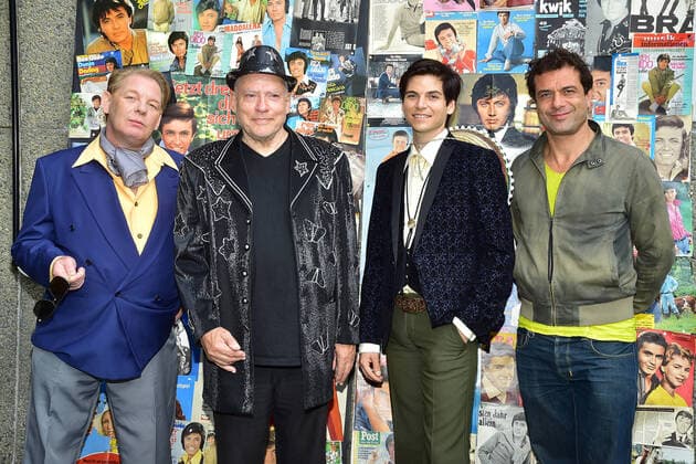 Bilder des Jahres 2021, Entertainment 08 August Entertainment Themen der Woche KW33 Der Letzte Tanz, die Rex-Gildo-Story Ben Becker, Rosa von Praunheim, (Regisseur) Kilian Berger, Kai Schumann Fototermin am Set von, der letzte Tanz, Die Rex-Gildo Story auf dem Studio RBB Gelände in Berlin am 16.08.2021