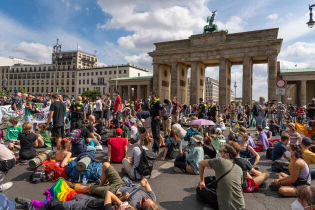 Bilder des Jahres 2021, News 08 August News Themen der Woche KW33 News Bilder des Tages Die Umweltschutzgruppe Extinction Rebellion und andere Initiativen haben am Montag Vormittag ihre Protestwoche gegen die vom Menschen gemachten verheerenden Folgen der Klimakrise u.a. am Brandenburger Tor In Berlin-Mitte begonnen. Foto: Volker Hohlfeld Demo für Klimaschutz