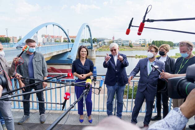 Bilder des Jahres 2021, News 08 August News Themen der Woche KW33 News Bilder des Tages Annalena Baerbock, Spitzenkandidatin und Bundesvorsitzende von BÜNDNIS 90 DIE GRÜNEN - Wahlkampfveranstaltung in Frankfurt (Oder) gemeinsam mit Joschka Fischer - Bundesland Brandenburg - Besichtigung der Grenzbrücke an der deutschen Ostgrenze nach SÅ‚ubice in Polen;Annalena Baerbock, Spitzenkandidatin und Bundesvorsitzende von BÜNDNIS 90 DIE GRÜNEN - Wahlkampfveranstaltung in Frankfurt (Oder) gemeinsam mit Joschka Fischer - Bundesland Brandenburg - Besichtigung der Grenzbrücke an der deutschen Ostgrenze nach SÅ‚u, Frankfurt (Oder) Brandenburg Deutschland Grenzbrücke