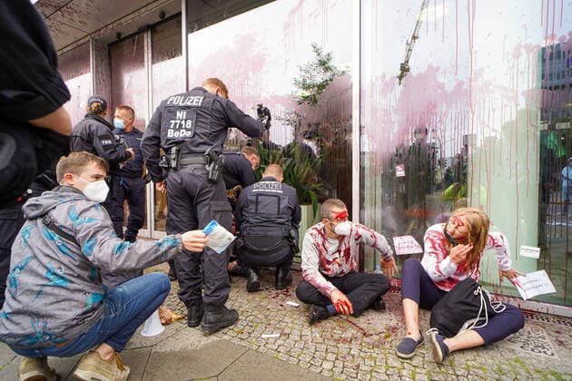 Bilder des Jahres 2021, News 08 August News Themen der Woche KW33 News Bilder des Tages 17.08.2021,Berlin,Deutschland,GER,Extinction Rebellion Kundgebung vor dem Konrad Adenauer Haus (CDU Bundesgeschäftsstelle).Teilnehmer haben sich an die Fensterscheiben mit ihren Händen geklebt.