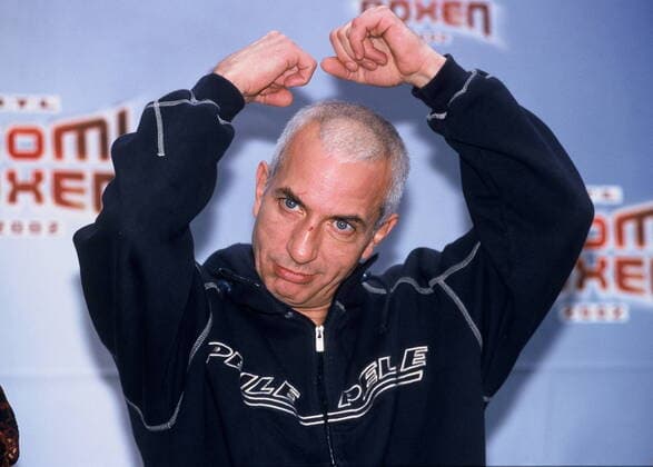 Schauspieler Ralf Richter posiert auf der Waage beim Wiegen zum Promiboxen PK Oktober 2002