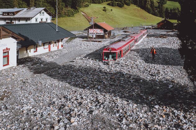 Bilder des Jahres 2021, News 08 August News Themen der Woche KW33 Wald im Pinzgau 17.08.2021, Wald im Pinzgau, AUT, Unwetter in Salzburg, durch die schweren Unwetter am Montag den 16. August 2021 ist im Gemeindegebiet von Wald im Pinzgau, Bundesland Salzburg, die Krimmler Ache über die Ufer getreten, im Bild von den Muren verschüttete Pinzgauer Lokalbahn Zuggarnitur due to the severe thunderstorms on Monday, August 16, 2021, in the municipality of Wald im Pinzgau, province of Salzburg, the Krimmler Ache has burst its banks. Wald im Pinzgau, Austria on 2021 08 17.