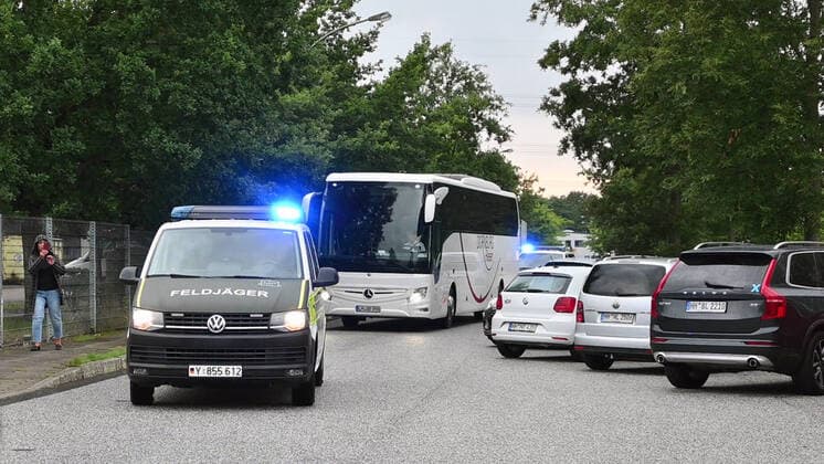 Bilder des Jahres 2021, News 08 August News Themen der Woche KW33 News Bilder des Tages Hamburg der 18.08.2021 - Um 19 Uhr sind in der Zentralenerstaufnahme in Hamburg-Rahlstedt die erste Flüchtlinge aus Afghanistan angekommen. Die Bundeswehr bereitet die Ankunft der ersten 19 Ortskräfte der Bundeswehr vor darunter 7 Kinder. Der Bus wird Bundeswehr wurde heute gegen 19.30 Uhr in der Geflüchtetenunterkunft erwartet. Dann ging alles deutlich schneller. In Hamburg sind am Abend die ersten 19 ehemaligen Ortskräfte der Bundeswehr in Hamburg angekommen, Hamburg Hamburg Deutschland Hamburg-Rahlstedt