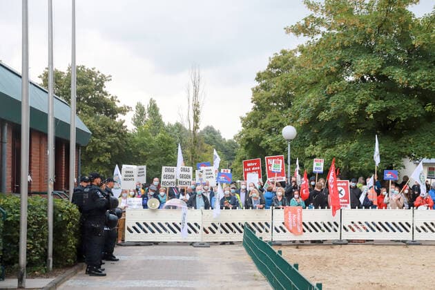 Bilder des Jahres 2021, News 08 August News Themen der Woche KW33 News Bilder des Tages Über 150 Bürger demonstrieren gegen eine wiederholten Versammlung der AFD in dem Bürgerhaus Henstedt-Ulzburg Schleswig-Holstein Deutschland Copyright: xLobeca RalfxHomburgx