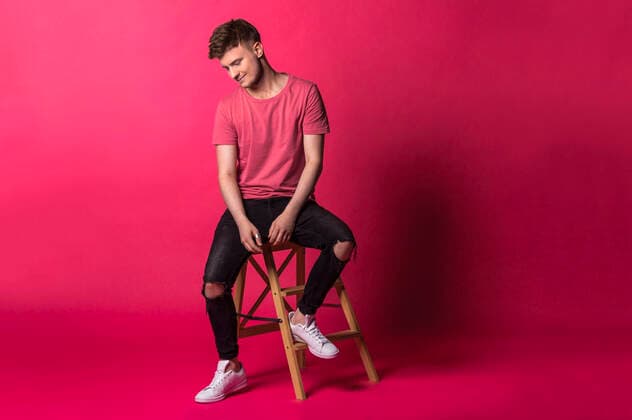 Bilder des Jahres 2021, Entertainment 08 August Entertainment Themen der Woche KW33 Entertainment Bilder des Tages Toni Kraus bei einem Photoshooting für das Cover seiner Single Rosa Elefant in einem Fotostudio. Chemnitz, 18.08.2021