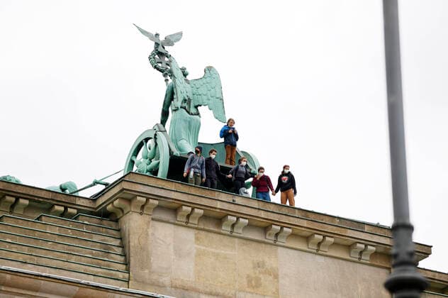 Bilder des Jahres 2021, News 08 August News Themen der Woche KW33 News Bilder des Tages Im Rahmen einer Aktionswoche haben Klimaschutz-Aktivisten den Platz am Brandenburger Tor blockiert. Am frühen Morgen kletterten zudem mehrere Personen auf das Brandenburger Tor. Berlin, 20.08.2021