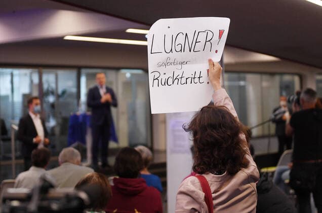 Bilder des Jahres 2021, News 08 August News Themen der Woche KW33 News Bilder des Tages Moessingen (Kreis Tuebingen) 20.08.2021 Eine Frau fordert mit einem Plakat den Ruecktritt von Bundesgesundheitsminister Jens Spahn (CDU) bei einer politischen Sprechstunde mit dem Thema, Fit fuer die Zukunft Gesundheit und Pflege auf dem Pausa-Areal. Luegner! Sofortiger Ruecktritt!