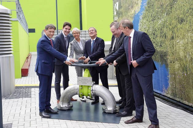 Bilder des Jahres 2021, News 08 August News Themen der Woche KW33 News Bilder des Tages Einweihung des Pumpwerk der Emschergenossenschaft in Oberhausen mit Armin Laschet Aktuell, 20.08.2021, Oberhausen; Armin Laschet der CDU Vorsitzende und NRW Ministerpraesident gemeinsam mit Prof. Dr. Uli Paetzel und Dr. Emanuel Gruen und weiteren Offiziellen wird symbilisch am Pumprad gedreht bei der Einweihung des Pumpwerk der Emschergenossenschaft in Oberhausen ein Oberhausen Nordrhein-Westfalen Deutschland