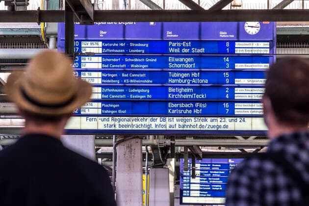 Bilder des Jahres 2021, News 08 August News Themen der Woche KW33 News Bilder des Tages Zweiter Streik der GDL Lokführer innerhalb weniger Tage. Infotafel im Hauptbahnhof Stuttgart. Auf Kunden der Deutschen Bahn kommen Streiktage mit Zugausfällen und Verspätungen zu. 22.08.2021: Deutschland, Baden-Württemberg, Stuttgart.