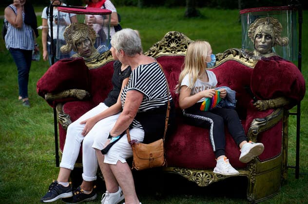 Bilder des Jahres 2021, Entertainment 08 August Entertainment Themen der Woche KW33 Die lebende Couch bei der Potsdamer Schlössernacht 2021 im Schlosspark Sanssouci. Potsdam, 21.08.2021