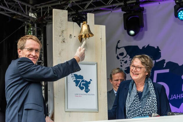 Bilder des Jahres 2021, News 08 August News Themen der Woche KW33 News Bilder des Tages Schleswig, Schloss Gottorf, 22. August 2021 Schleswig-Holstein feierte am Sonntag seinen 75 sten Geburtstag. Auf dem Gelände vom Schloss Gottorf fand ein Bürgerfest mit buntem Treiben und gratis geöffneten Museen statt. Ebenso wurde das Jubiläum mit einer offiziellen Feierstunde und Bühnenprogrammen gewürdigt.