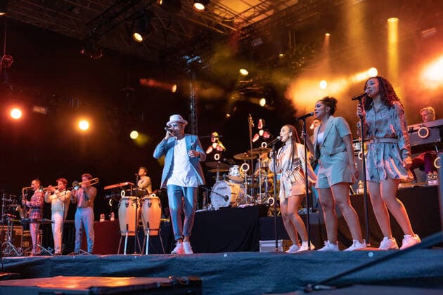 Bilder des Jahres 2021, Entertainment 08 August Entertainment Themen der Woche KW34 Entertainment Bilder des Tages Der Hip Hop Funk und Soul Musiker Jan Delay (Jan Philipp Eißfeldt) und die Band Disko No. 1 beim Live Auftritt auf dem Kunst!Rasen Bonn Gronau. Veranstalter ELHart Promotion GmbH Bonn Gronau NRW Deutschland
