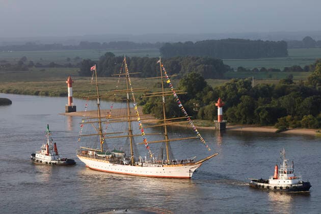 Bilder des Jahres 2021, News 08 August News Themen der Woche KW34 News Bilder des Tages Dreimaster SCHULSCHIFF DEUTSCHLAND wird von zwei Schleppern auf der Weser von Bremen nach Bremerhaven geschleppt, wo das letzte deutsche Vollschiff im Neuen Hafen der Havenwelten als Museumsschiff liegen wird. Copyright: xCarlxGrollx