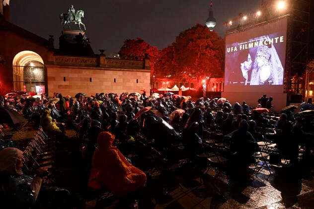 Bilder des Jahres 2021, Entertainment 08 August Entertainment Themen der Woche KW34 Eröffnungsabend der UFA Filmnächte mit dem Screening des Ernst Lubitsch Films Carmen auf dem Kolonnadenhof der Museumsinsel. Berlin, 25.08.2021